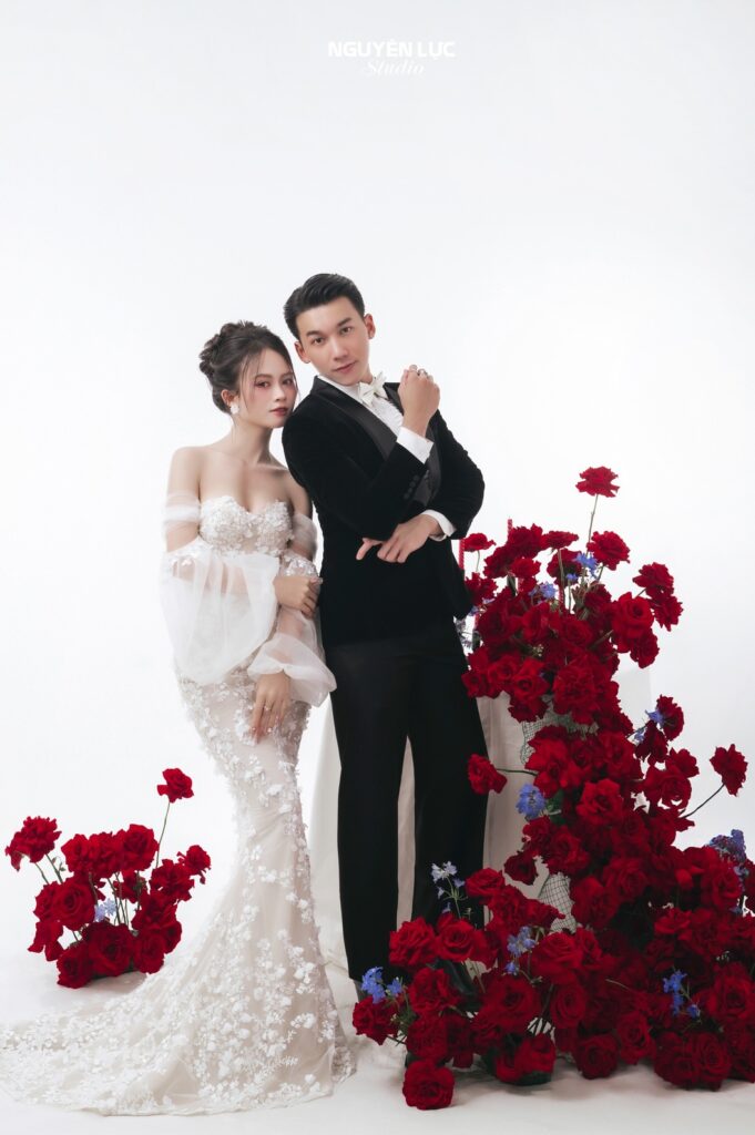Bàn Hoa Đỏ Rượu