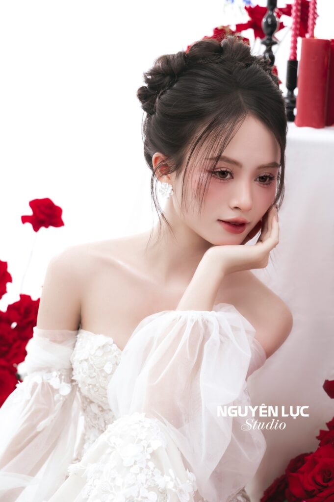 Bàn Hoa Đỏ Rượu