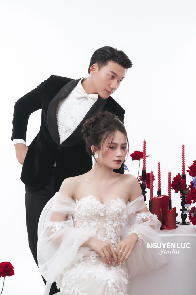 Bàn Hoa Đỏ Rượu