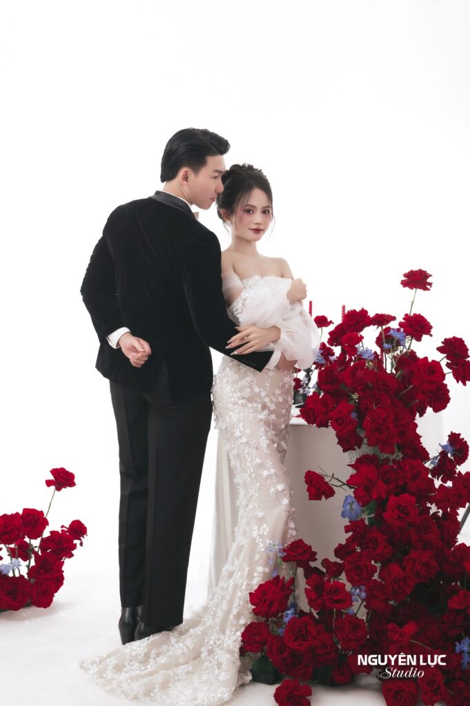 Bàn Hoa Đỏ Rượu
