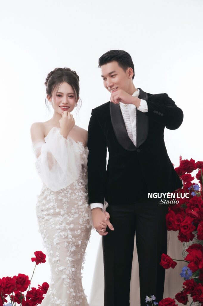 Bàn Hoa Đỏ Rượu